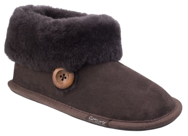Inspired by cosy country cottages and village home comforts of the Cotswold Hills, Wotton is a premium bootie slipper with luxurious double faced sheepskin, soft suede uppers and gentle rubber grips for ultimate comfort.Crafted with a soft leather suede upper. 
Luxurious soft thick sheepskin lining and footbed. 
Large double faced sheepskin wool cuff. 
Bold natural toned button detail. 
Comfort textile sole with rubber grip panels.