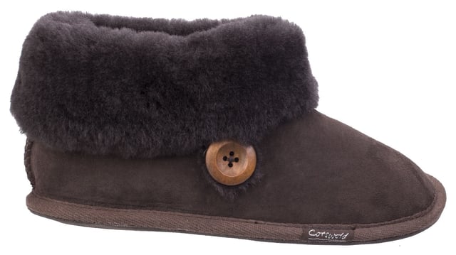 Inspired by cosy country cottages and village home comforts of the Cotswold Hills, Wotton is a premium bootie slipper with luxurious double faced sheepskin, soft suede uppers and gentle rubber grips for ultimate comfort.Crafted with a soft leather suede upper. 
Luxurious soft thick sheepskin lining and footbed. 
Large double faced sheepskin wool cuff. 
Bold natural toned button detail. 
Comfort textile sole with rubber grip panels.