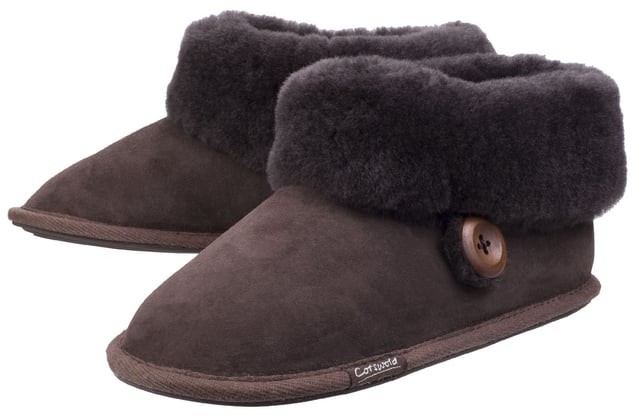 Inspired by cosy country cottages and village home comforts of the Cotswold Hills, Wotton is a premium bootie slipper with luxurious double faced sheepskin, soft suede uppers and gentle rubber grips for ultimate comfort.Crafted with a soft leather suede upper. 
Luxurious soft thick sheepskin lining and footbed. 
Large double faced sheepskin wool cuff. 
Bold natural toned button detail. 
Comfort textile sole with rubber grip panels.