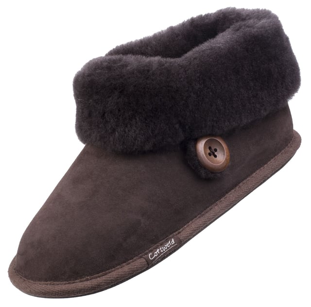 Inspired by cosy country cottages and village home comforts of the Cotswold Hills, Wotton is a premium bootie slipper with luxurious double faced sheepskin, soft suede uppers and gentle rubber grips for ultimate comfort.Crafted with a soft leather suede upper. 
Luxurious soft thick sheepskin lining and footbed. 
Large double faced sheepskin wool cuff. 
Bold natural toned button detail. 
Comfort textile sole with rubber grip panels.