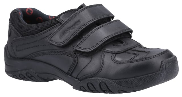 Dieser schicke schwarze Lederschuh für Jungen mit einem einzigen Schnitt ist mit einem gepolsterten Knöchelkragen für zusätzlichen Komfort ausgestattet. Die Zehenpartie ist verstärkt, um sicherzustellen, dass der Schuh strapazierfähig und robust ist. Obermaterial aus vollnarbigem Leder.