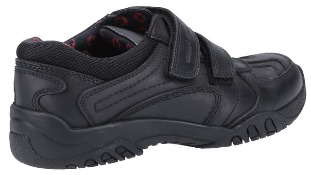 Dieser schicke schwarze Lederschuh für Jungen mit einem einzigen Schnitt ist mit einem gepolsterten Knöchelkragen für zusätzlichen Komfort ausgestattet. Die Zehenpartie ist verstärkt, um sicherzustellen, dass der Schuh strapazierfähig und robust ist. Obermaterial aus vollnarbigem Leder.