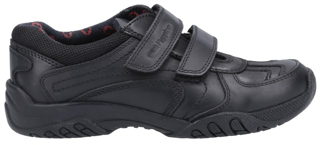 Dieser schicke schwarze Lederschuh für Jungen mit einem einzigen Schnitt ist mit einem gepolsterten Knöchelkragen für zusätzlichen Komfort ausgestattet. Die Zehenpartie ist verstärkt, um sicherzustellen, dass der Schuh strapazierfähig und robust ist. Obermaterial aus vollnarbigem Leder.