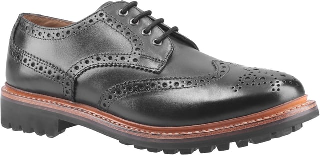 Heren Cotswold schoenen Quenington Commando brogue, vervaardigde schoen met een premium leren bovenwerk, gestileerd met een klassieke volledige wing-tip neus. Klassieke Goodyear-welt constructie met zware commando zool. Vetersluiting met 4 oogjes.