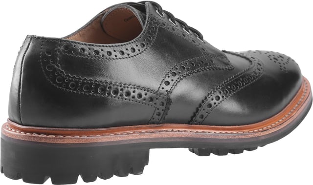 Heren Cotswold schoenen Quenington Commando brogue, vervaardigde schoen met een premium leren bovenwerk, gestileerd met een klassieke volledige wing-tip neus. Klassieke Goodyear-welt constructie met zware commando zool. Vetersluiting met 4 oogjes.