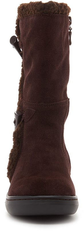 Treat your feet to the snug Slope boot. Lined with faux shearling and with inner zip opening Suede upper. 
Mid calf boot. 
Winter. 
Rounded. 
Flat.