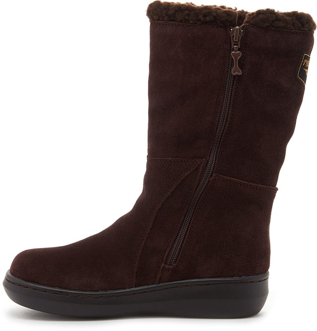 Treat your feet to the snug Slope boot. Lined with faux shearling and with inner zip opening Suede upper. 
Mid calf boot. 
Winter. 
Rounded. 
Flat.