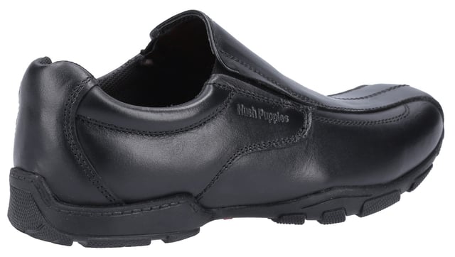 Elijah Senioren Schulschuh Klassischer Jungen-Schuh für den Schulanfang von Hush Puppies - Elijah hat ein Obermaterial aus Leder und doppelte elastische Einsätze für ein einfaches An- und Ausziehen. Er verfügt über einen gepolsterten Schaft und eine Einlegesohle aus Memory-Schaum für den ganzen Tag Komfort. Außerdem hat er eine Micro-Fresh-Einlegesohle und -Futter.
Obermaterial aus Leder.
Einlegesohle aus Memory-Schaum.
Micro-Fresh-Futter.