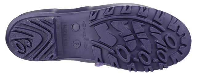 These classic style wellies are a must for the wet weather, featuring a side buckle strap these wellies are perfect for keeping your feet dry when the weather is looking cloudyCotswold Sandringham Buckle-Up Wellington. 
Side buckle straps. 
Classic style wellington. 
Fully Waterproof. 
Calf circumference of 360mm.