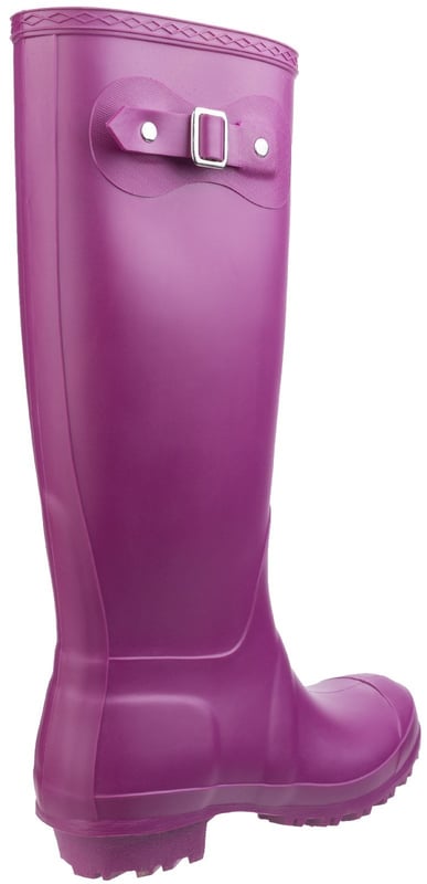 These classic style wellies are a must for the wet weather, featuring a side buckle strap these wellies are perfect for keeping your feet dry when the weather is looking cloudyCotswold Sandringham Buckle-Up Wellington. 
Side buckle straps. 
Classic style wellington. 
Fully Waterproof. 
Calf circumference of 360mm.