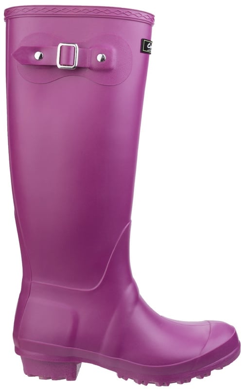 These classic style wellies are a must for the wet weather, featuring a side buckle strap these wellies are perfect for keeping your feet dry when the weather is looking cloudyCotswold Sandringham Buckle-Up Wellington. 
Side buckle straps. 
Classic style wellington. 
Fully Waterproof. 
Calf circumference of 360mm.