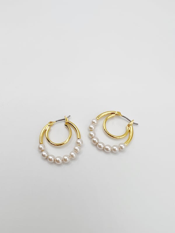 our jewellery collection is designed to add a killer finish to your outfit from pearl pieces to statement earrings we have you covered here at svnx.