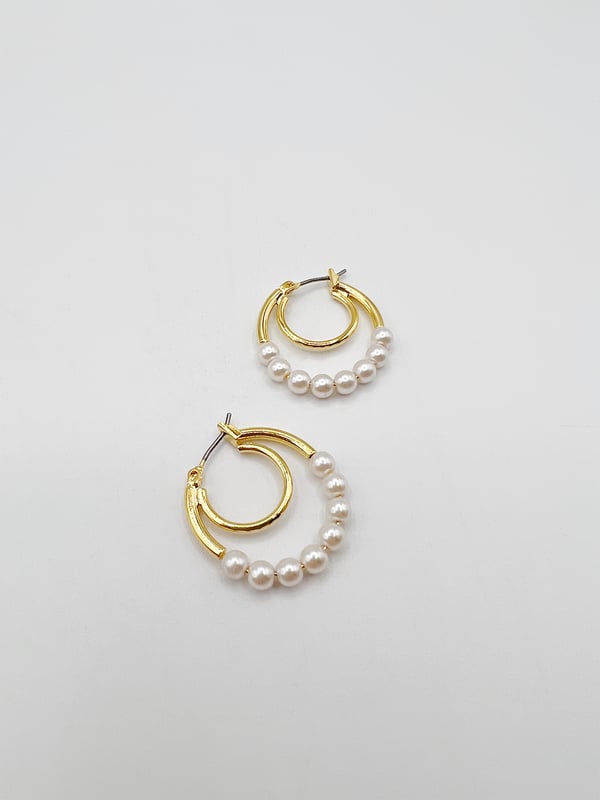 our jewellery collection is designed to add a killer finish to your outfit from pearl pieces to statement earrings we have you covered here at svnx.