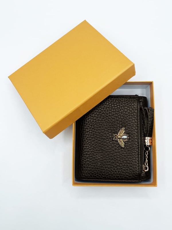 Black Purse with Bee Emblem
Holds 10 Cards, Notes and Zipped Coin Purse 
Delivered in Gift Box
H:9cm W:12cm D: 2cm
Material: PU Leather
SKU: HB328702