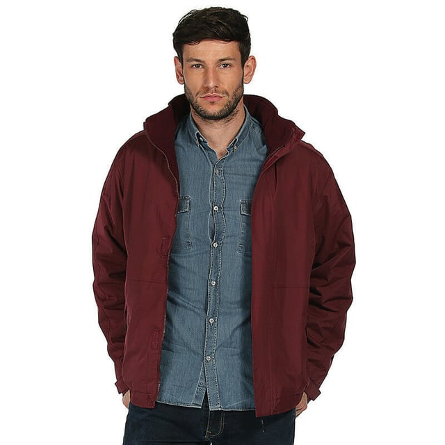 Verschweißte Nähte. Wasser- und winddichter Stoff. Kragen und Körper mit Fleece gefüttert. Polyamid-gefütterte Ärmel mit Thermo-Guard-Isolierung. Innenseite: Körper aus Symmetry-Fleece der Serie 250 mit Antipill-Futter. Verdeckte Kapuze. Verstellbare Manschetten. 2 untere Reißverschlusstaschen. Handytasche. Sturmklappe mit Klettverschluss. Die meistverkaufte Jacke der Regatta. Verdeckter Reißverschluss im Futter für den Zugang zu Stickereien. Auch in Kindergrößen erhältlich, Code TRW418. *4XL nur in Schwarz und Marine erhältlich. Material: Wasserdichtes Hydrafort Polyester. S (38: Passform (innen)). M (40: Passform (innen)). L (42: Passform (ins)). XL (44: Passform (innen)). 2XL (47: Passform (ins)). 3XL (50: Passform (ins)). 4XL (53: Bis zur Passform (ins)). <BR><BR>REGATTA Outerwear - ein umfassendes Angebot an Werbe- und Firmenkleidung, die für die freie Natur geeignet ist, zu erstaunlich günstigen Preisen.