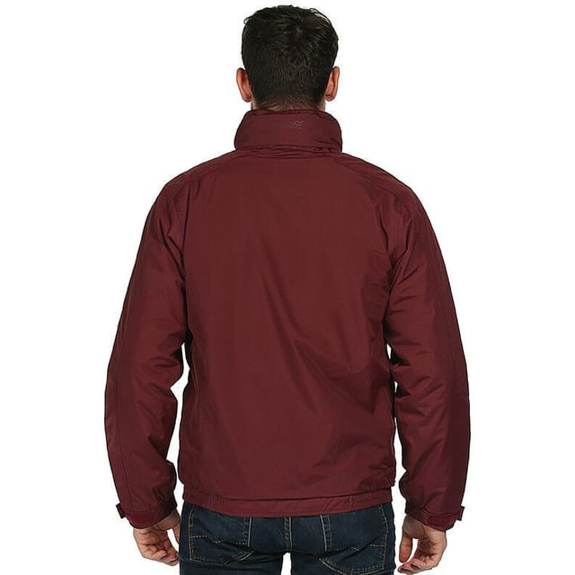 Verschweißte Nähte. Wasser- und winddichter Stoff. Kragen und Körper mit Fleece gefüttert. Polyamid-gefütterte Ärmel mit Thermo-Guard-Isolierung. Innenseite: Körper aus Symmetry-Fleece der Serie 250 mit Antipill-Futter. Verdeckte Kapuze. Verstellbare Manschetten. 2 untere Reißverschlusstaschen. Handytasche. Sturmklappe mit Klettverschluss. Die meistverkaufte Jacke der Regatta. Verdeckter Reißverschluss im Futter für den Zugang zu Stickereien. Auch in Kindergrößen erhältlich, Code TRW418. *4XL nur in Schwarz und Marine erhältlich. Material: Wasserdichtes Hydrafort Polyester. S (38: Passform (innen)). M (40: Passform (innen)). L (42: Passform (ins)). XL (44: Passform (innen)). 2XL (47: Passform (ins)). 3XL (50: Passform (ins)). 4XL (53: Bis zur Passform (ins)). <BR><BR>REGATTA Outerwear - ein umfassendes Angebot an Werbe- und Firmenkleidung, die für die freie Natur geeignet ist, zu erstaunlich günstigen Preisen.