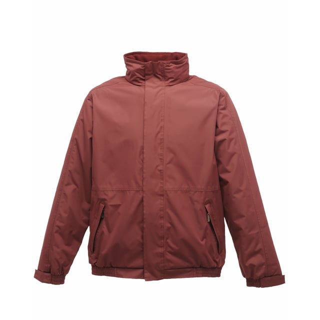 Verschweißte Nähte. Wasser- und winddichter Stoff. Kragen und Körper mit Fleece gefüttert. Polyamid-gefütterte Ärmel mit Thermo-Guard-Isolierung. Innenseite: Körper aus Symmetry-Fleece der Serie 250 mit Antipill-Futter. Verdeckte Kapuze. Verstellbare Manschetten. 2 untere Reißverschlusstaschen. Handytasche. Sturmklappe mit Klettverschluss. Die meistverkaufte Jacke der Regatta. Verdeckter Reißverschluss im Futter für den Zugang zu Stickereien. Auch in Kindergrößen erhältlich, Code TRW418. *4XL nur in Schwarz und Marine erhältlich. Material: Wasserdichtes Hydrafort Polyester. S (38: Passform (innen)). M (40: Passform (innen)). L (42: Passform (ins)). XL (44: Passform (innen)). 2XL (47: Passform (ins)). 3XL (50: Passform (ins)). 4XL (53: Bis zur Passform (ins)). <BR><BR>REGATTA Outerwear - ein umfassendes Angebot an Werbe- und Firmenkleidung, die für die freie Natur geeignet ist, zu erstaunlich günstigen Preisen.