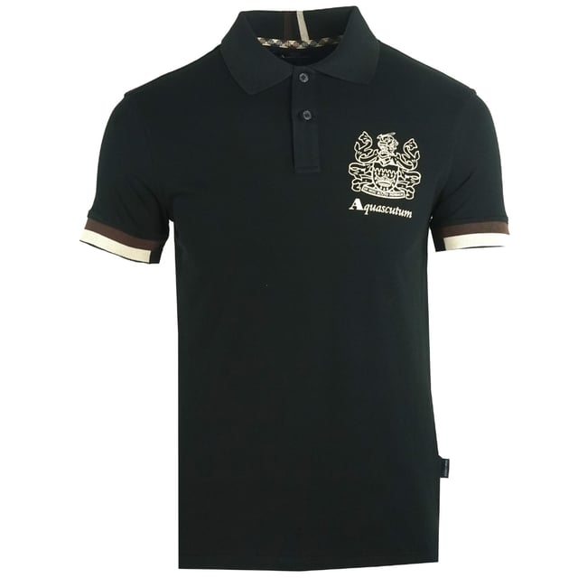 Aquascutum Aldis Crest Logo Svart pikétröja. Aquascutum Svart polotröja. Märkeslogotyp, korta ärmar. Stretch Fit 94% bomull 6% elastan. Vanlig passform, passar perfekt i storlek. QMP023 02