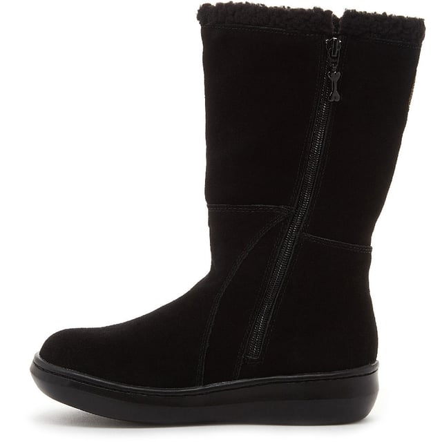 Treat your feet to the snug Slope boot. Lined with faux shearling and with inner zip opening