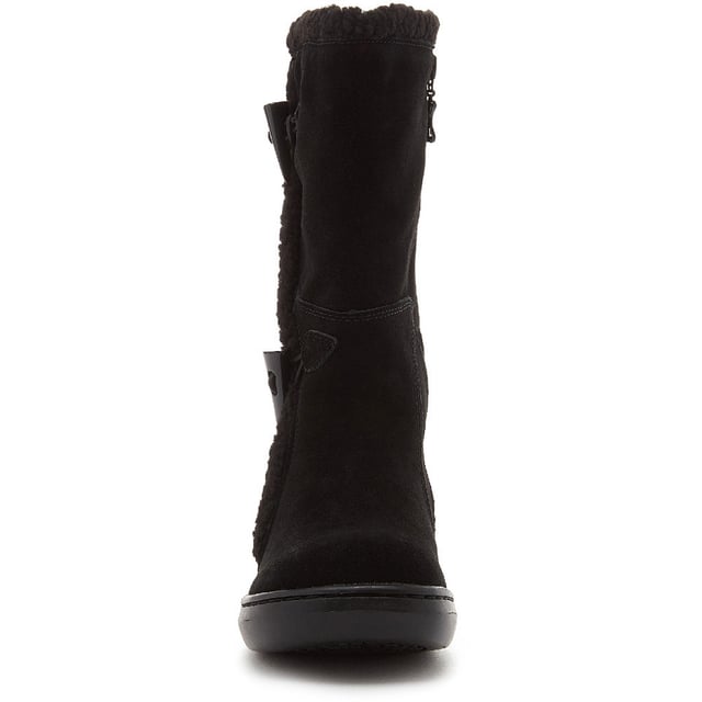 Treat your feet to the snug Slope boot. Lined with faux shearling and with inner zip opening
