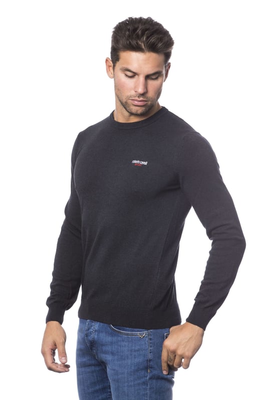Roberto Cavalli Sport FSX600-05002-M Tack vare sin klassiska och tidlösa design är denna svarta crew-neck tröja ett mångsidigt plagg för varje man. Slim fit. 50% nylon, 40% viskos, 10% ull.