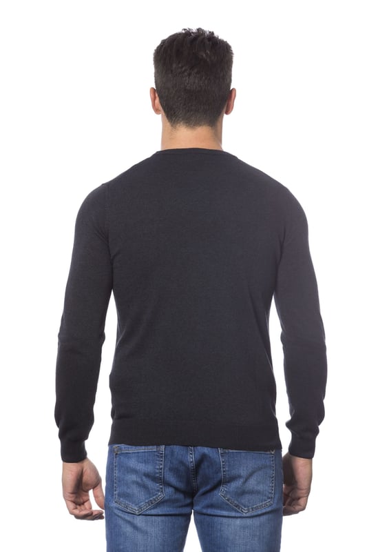 Roberto Cavalli Sport FSX600-05002-M Tack vare sin klassiska och tidlösa design är denna svarta crew-neck tröja ett mångsidigt plagg för varje man. Slim fit. 50% nylon, 40% viskos, 10% ull.