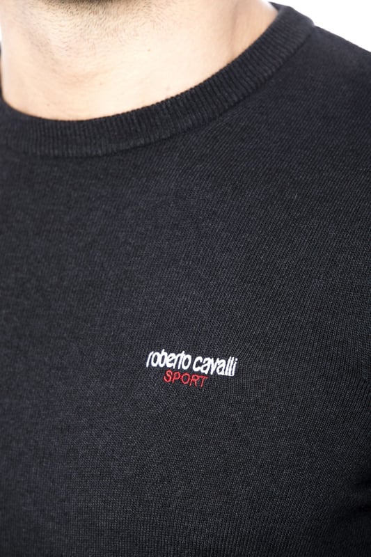 Roberto Cavalli Sport FSX600-05002-M Tack vare sin klassiska och tidlösa design är denna svarta crew-neck tröja ett mångsidigt plagg för varje man. Slim fit. 50% nylon, 40% viskos, 10% ull.