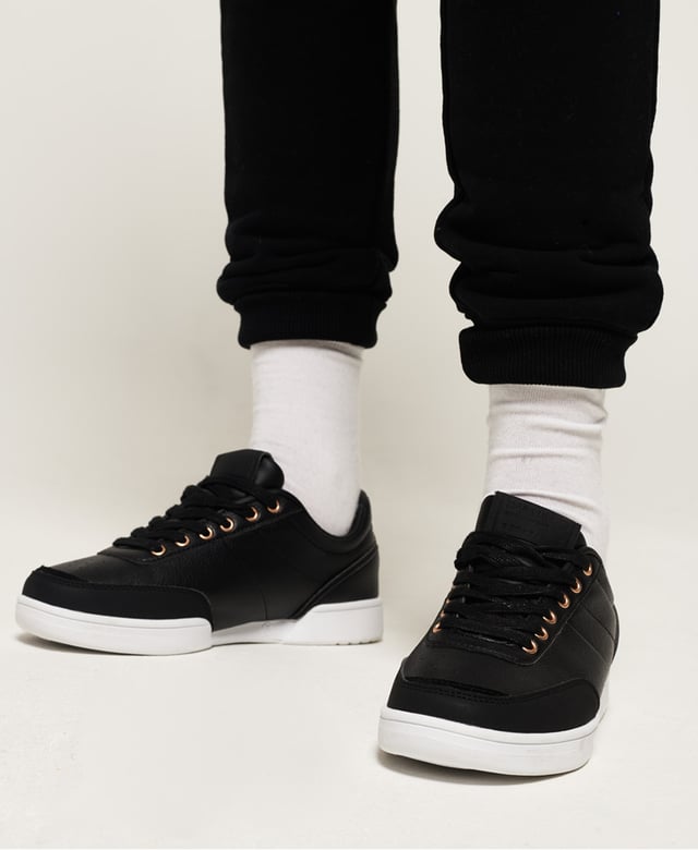 Zapatillas deportivas clásicas.
Color Negro
Punta redonda.
Cierre con cordones en el frontal
Firma de la marca estampado en la lengüeta.
Suela de goma antideslizante personalizada por la marca.
Costuras vistas a tono.

Composición: 
 Exterior: Sintético - Interior: Sintético - Suela: Sintético.

Mantenimiento:
- Limpiar con un paño húmedo.