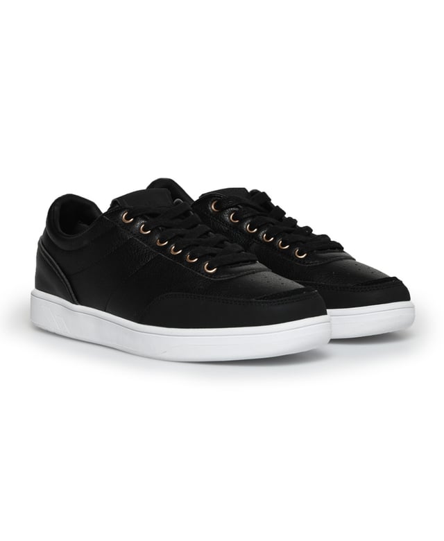 Zapatillas deportivas clásicas.
Color Negro
Punta redonda.
Cierre con cordones en el frontal
Firma de la marca estampado en la lengüeta.
Suela de goma antideslizante personalizada por la marca.
Costuras vistas a tono.

Composición: 
 Exterior: Sintético - Interior: Sintético - Suela: Sintético.

Mantenimiento:
- Limpiar con un paño húmedo.