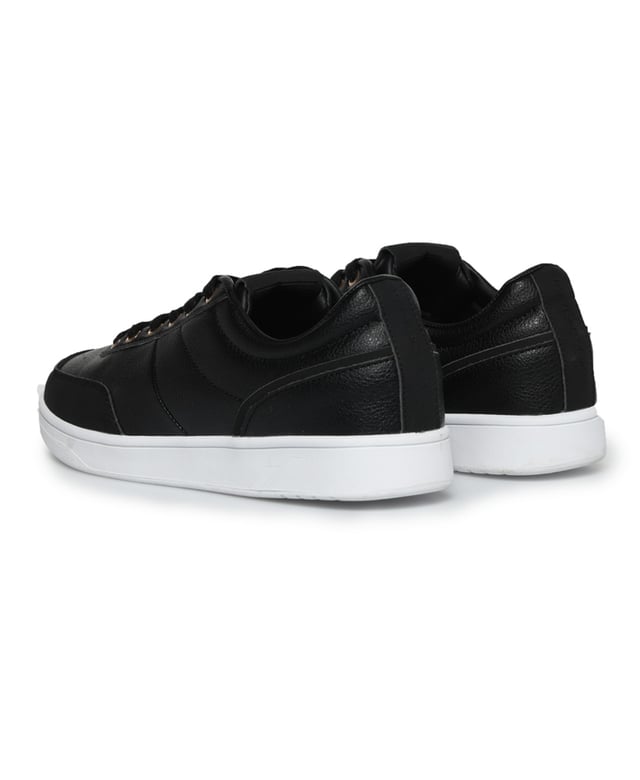 Zapatillas deportivas clásicas.
Color Negro
Punta redonda.
Cierre con cordones en el frontal
Firma de la marca estampado en la lengüeta.
Suela de goma antideslizante personalizada por la marca.
Costuras vistas a tono.

Composición: 
 Exterior: Sintético - Interior: Sintético - Suela: Sintético.

Mantenimiento:
- Limpiar con un paño húmedo.