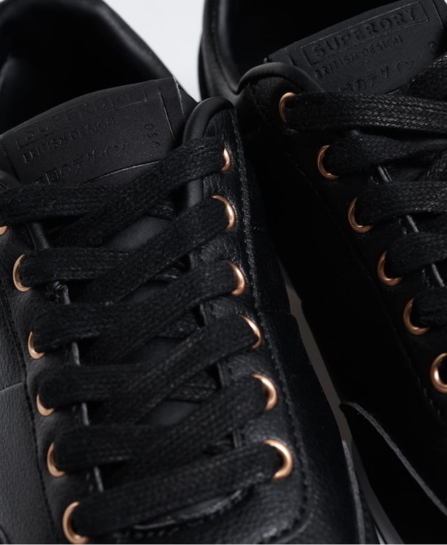 Zapatillas deportivas clásicas.
Color Negro
Punta redonda.
Cierre con cordones en el frontal
Firma de la marca estampado en la lengüeta.
Suela de goma antideslizante personalizada por la marca.
Costuras vistas a tono.

Composición: 
 Exterior: Sintético - Interior: Sintético - Suela: Sintético.

Mantenimiento:
- Limpiar con un paño húmedo.