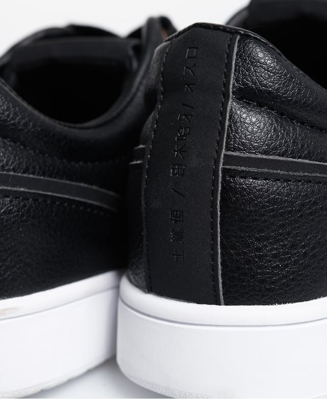 Zapatillas deportivas clásicas.
Color Negro
Punta redonda.
Cierre con cordones en el frontal
Firma de la marca estampado en la lengüeta.
Suela de goma antideslizante personalizada por la marca.
Costuras vistas a tono.

Composición: 
 Exterior: Sintético - Interior: Sintético - Suela: Sintético.

Mantenimiento:
- Limpiar con un paño húmedo.