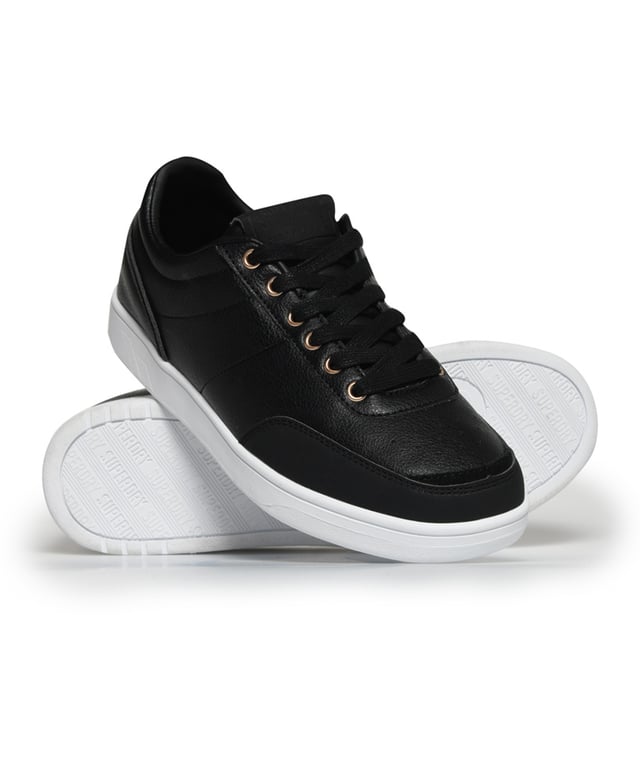 Zapatillas deportivas clásicas.
Color Negro
Punta redonda.
Cierre con cordones en el frontal
Firma de la marca estampado en la lengüeta.
Suela de goma antideslizante personalizada por la marca.
Costuras vistas a tono.

Composición: 
 Exterior: Sintético - Interior: Sintético - Suela: Sintético.

Mantenimiento:
- Limpiar con un paño húmedo.