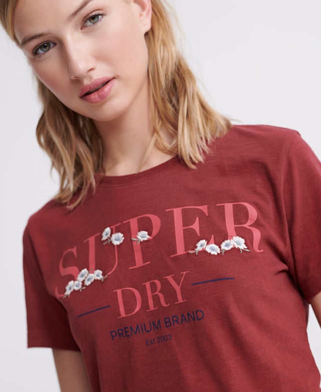 Superdry Serif Geborduurd Bloemen T-shirt Superdry T-shirt met geborduurd Serif Floral voor dames. Dit klassieke T-shirt heeft een ronde hals, korte mouwen en een Superdry-logo met textuur op de borst. Compleet met bloemenborduursel in het logo. Combineer met jeans om de look dit seizoen compleet te maken.Slim fit