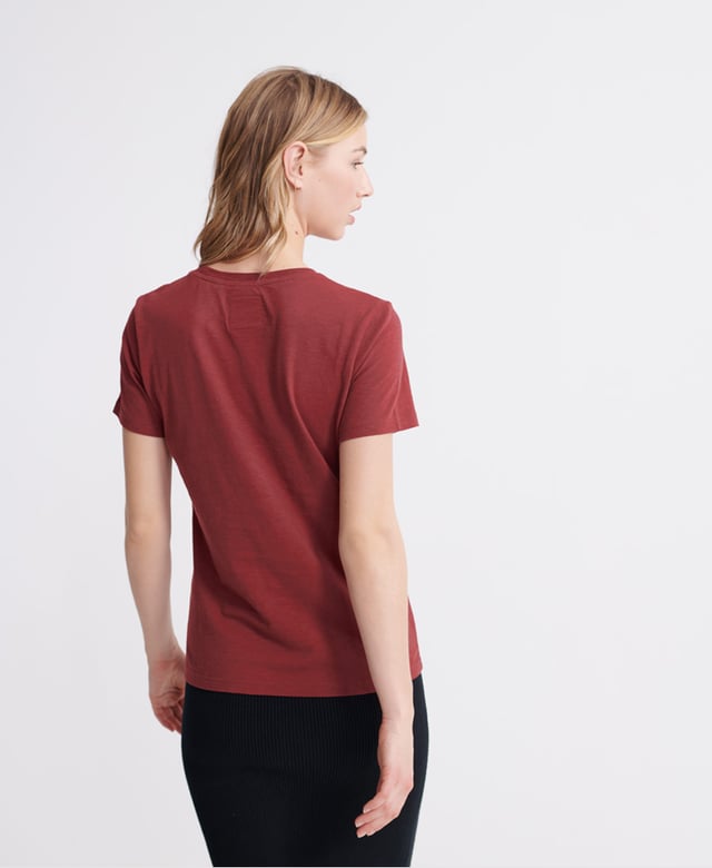 Superdry Serif Geborduurd Bloemen T-shirt Superdry T-shirt met geborduurd Serif Floral voor dames. Dit klassieke T-shirt heeft een ronde hals, korte mouwen en een Superdry-logo met textuur op de borst. Compleet met bloemenborduursel in het logo. Combineer met jeans om de look dit seizoen compleet te maken.Slim fit