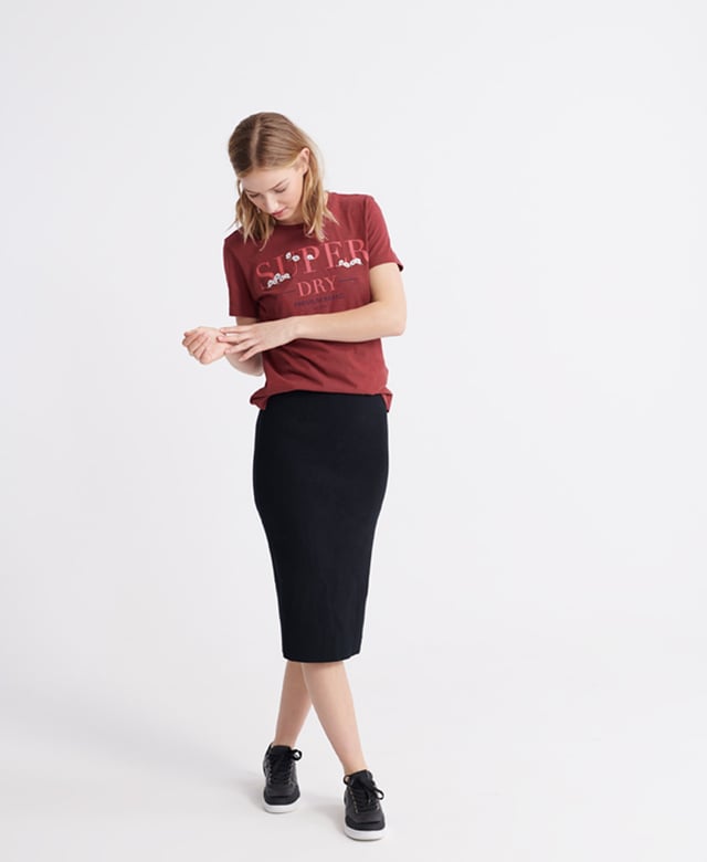 Superdry Serif Geborduurd Bloemen T-shirt Superdry T-shirt met geborduurd Serif Floral voor dames. Dit klassieke T-shirt heeft een ronde hals, korte mouwen en een Superdry-logo met textuur op de borst. Compleet met bloemenborduursel in het logo. Combineer met jeans om de look dit seizoen compleet te maken.Slim fit