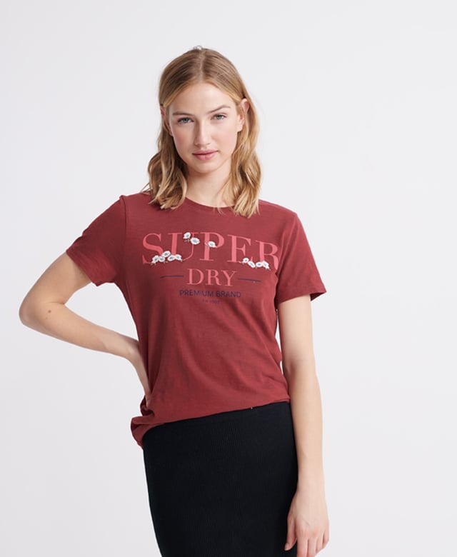Superdry Serif Geborduurd Bloemen T-shirt Superdry T-shirt met geborduurd Serif Floral voor dames. Dit klassieke T-shirt heeft een ronde hals, korte mouwen en een Superdry-logo met textuur op de borst. Compleet met bloemenborduursel in het logo. Combineer met jeans om de look dit seizoen compleet te maken.Slim fit