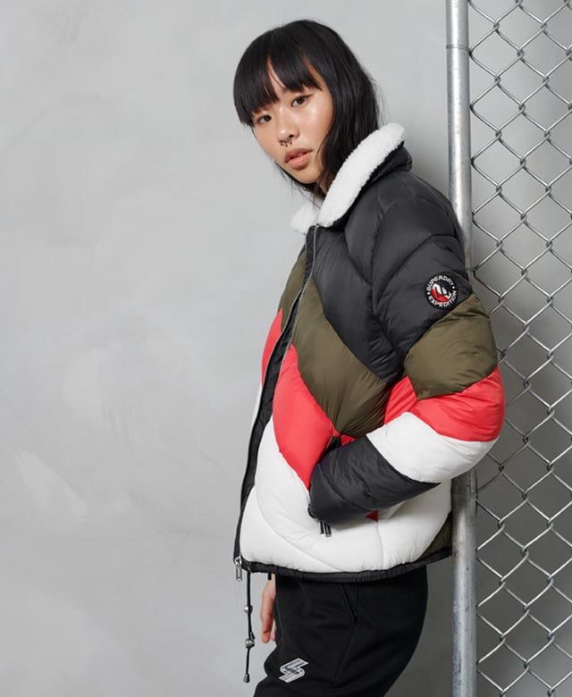 Superdry Splice Padded Jacket You'll find style and warmth this season from the Splice Padded Jacket, featuring a splice design that keeps you warm and makes you stand out.Zip fasteningTwo front zipped pocketsRemovable sherpa collarDrawstring hemElasticated cuffsinternal pocketSustainable paddingSplice designSuperdry logo badgeThe padding in this jacket is 100% Recycled Polyester – each jacket contains up to 10 recycled bottles, this avoids these bottles being sent to landfill or polluting our oceans.