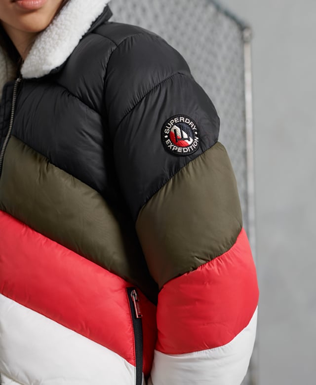 Superdry Splice Padded Jacket You'll find style and warmth this season from the Splice Padded Jacket, featuring a splice design that keeps you warm and makes you stand out.Zip fasteningTwo front zipped pocketsRemovable sherpa collarDrawstring hemElasticated cuffsinternal pocketSustainable paddingSplice designSuperdry logo badgeThe padding in this jacket is 100% Recycled Polyester – each jacket contains up to 10 recycled bottles, this avoids these bottles being sent to landfill or polluting our oceans.