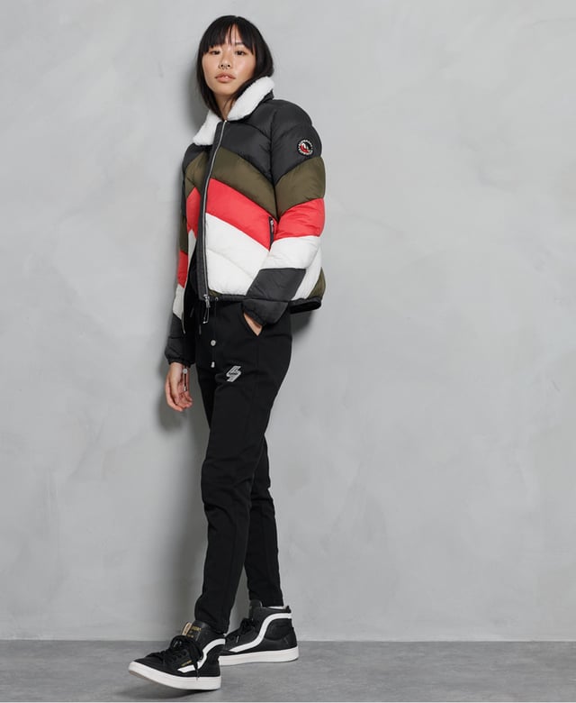 Superdry Splice Padded Jacket You'll find style and warmth this season from the Splice Padded Jacket, featuring a splice design that keeps you warm and makes you stand out.Zip fasteningTwo front zipped pocketsRemovable sherpa collarDrawstring hemElasticated cuffsinternal pocketSustainable paddingSplice designSuperdry logo badgeThe padding in this jacket is 100% Recycled Polyester – each jacket contains up to 10 recycled bottles, this avoids these bottles being sent to landfill or polluting our oceans.