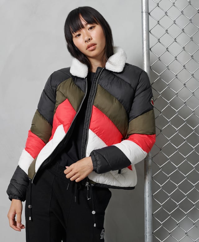 Superdry Splice Padded Jacket You'll find style and warmth this season from the Splice Padded Jacket, featuring a splice design that keeps you warm and makes you stand out.Zip fasteningTwo front zipped pocketsRemovable sherpa collarDrawstring hemElasticated cuffsinternal pocketSustainable paddingSplice designSuperdry logo badgeThe padding in this jacket is 100% Recycled Polyester – each jacket contains up to 10 recycled bottles, this avoids these bottles being sent to landfill or polluting our oceans.