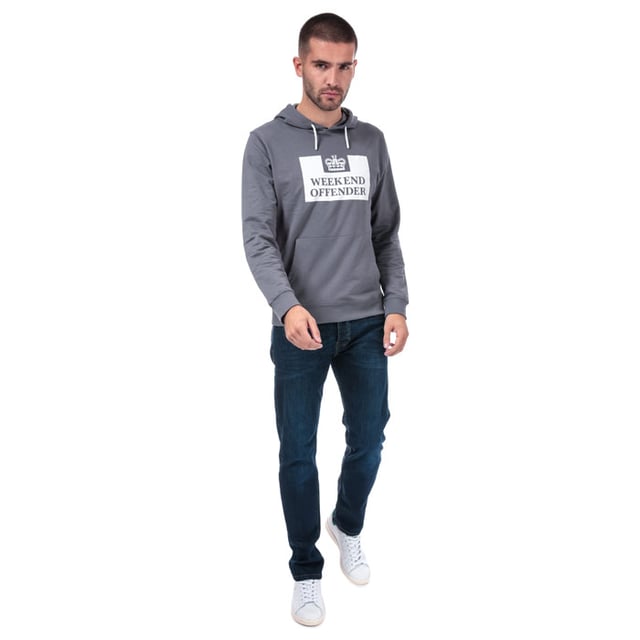 Heren Weekend Offender Tapered Fit Jeans in Denim- Knoopsluiting- Taps toelopende pasvorm- Contrasterende stiksels- Vijf zakken ontwerp- Stretch materiaal zorgt voor een comfortabelere pasvorm- Branding op achterkant taille- 99% Katoen 1% Elastan. Machinaal wasbaar- Ref: WDE01TDV