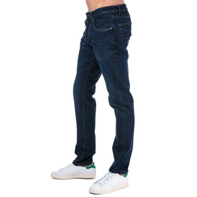 Heren Weekend Offender Tapered Fit Jeans in Denim- Knoopsluiting- Taps toelopende pasvorm- Contrasterende stiksels- Vijf zakken ontwerp- Stretch materiaal zorgt voor een comfortabelere pasvorm- Branding op achterkant taille- 99% Katoen 1% Elastan. Machinaal wasbaar- Ref: WDE01TDV