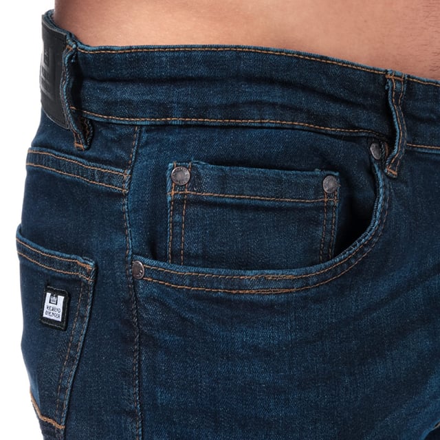 Heren Weekend Offender Tapered Fit Jeans in Denim- Knoopsluiting- Taps toelopende pasvorm- Contrasterende stiksels- Vijf zakken ontwerp- Stretch materiaal zorgt voor een comfortabelere pasvorm- Branding op achterkant taille- 99% Katoen 1% Elastan. Machinaal wasbaar- Ref: WDE01TDV