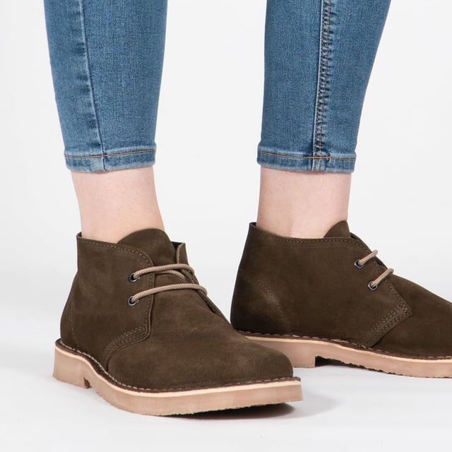 Roamers Roamers M400ES Mens Desert Boots Khaki

 Upper Material: Suede

Lining Material: Unlined

Sole Material: Synthetic

Closure/Fastening: Lace-Up

Features: Comfort,Breathable

Toe Shape: Round

Shoe Width: Regular

Item Weight: 0.84 KG

Heel Height: Flat (Under 2.5cm)

Shoe Shaft Height: Ankle

Boot Style: Desert Boots

Gift Boxed: No
Product Code: M400ES
