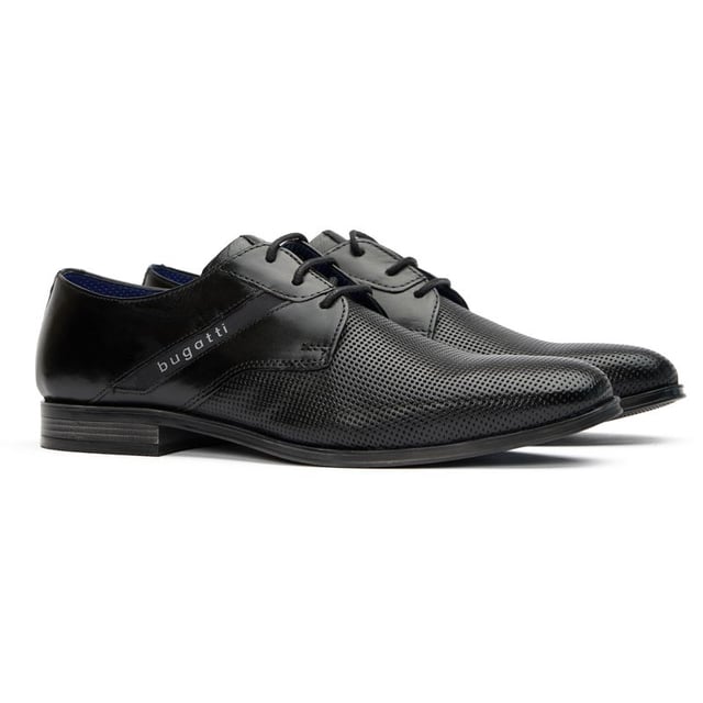 El clásico Derby con un toque moderno y cómodo, el Bugatti Logo Derby, sin duda renovará tu estilo esta temporada. Este elegante zapato de diseño, confeccionado en piel negra con detalles intrincados y con una silueta elegante y un calce flexible, también cuenta con una plantilla acolchada y la marca Bugatti para mayor comodidad y estilo característico.