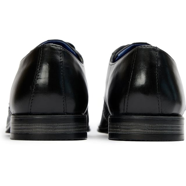El clásico Derby con un toque moderno y cómodo, el Bugatti Logo Derby, sin duda renovará tu estilo esta temporada. Este elegante zapato de diseño, confeccionado en piel negra con detalles intrincados y con una silueta elegante y un calce flexible, también cuenta con una plantilla acolchada y la marca Bugatti para mayor comodidad y estilo característico.