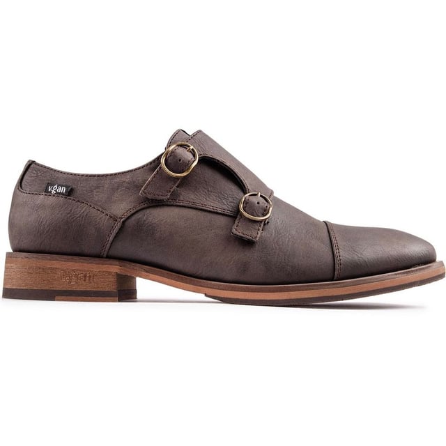 Clásicamente elegantes, los zapatos con hebilla Chervil para hombre de la marca ética V.GAN ofrecen estilo y sustancia. Fabricados en una fábrica certificada como vegana y aprobada por PETA, estos atemporales zapatos de vestir color canela darán nueva vida a tu guardarropa.