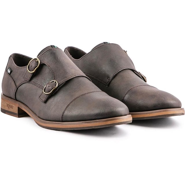 Clásicamente elegantes, los zapatos con hebilla Chervil para hombre de la marca ética V.GAN ofrecen estilo y sustancia. Fabricados en una fábrica certificada como vegana y aprobada por PETA, estos atemporales zapatos de vestir color canela darán nueva vida a tu guardarropa.