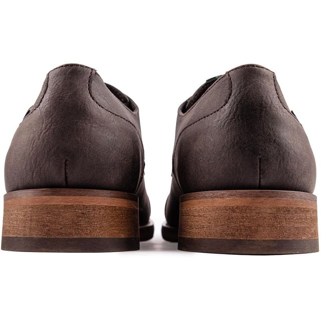 Clásicamente elegantes, los zapatos con hebilla Chervil para hombre de la marca ética V.GAN ofrecen estilo y sustancia. Fabricados en una fábrica certificada como vegana y aprobada por PETA, estos atemporales zapatos de vestir color canela darán nueva vida a tu guardarropa.